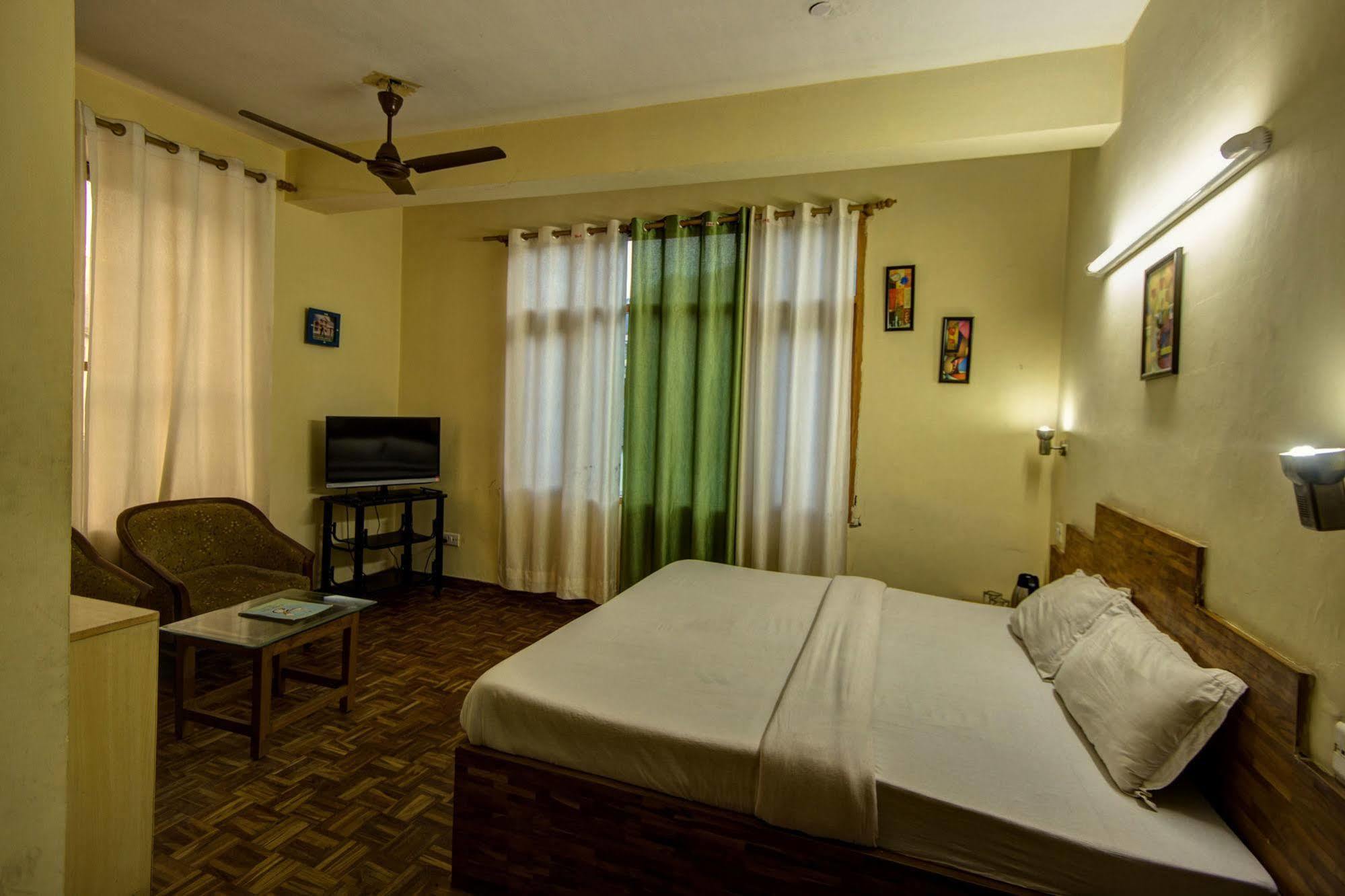 Kalinga Grand Hotel Manāli Kültér fotó