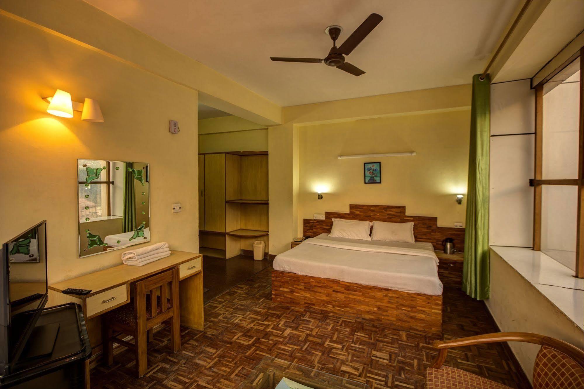 Kalinga Grand Hotel Manāli Kültér fotó