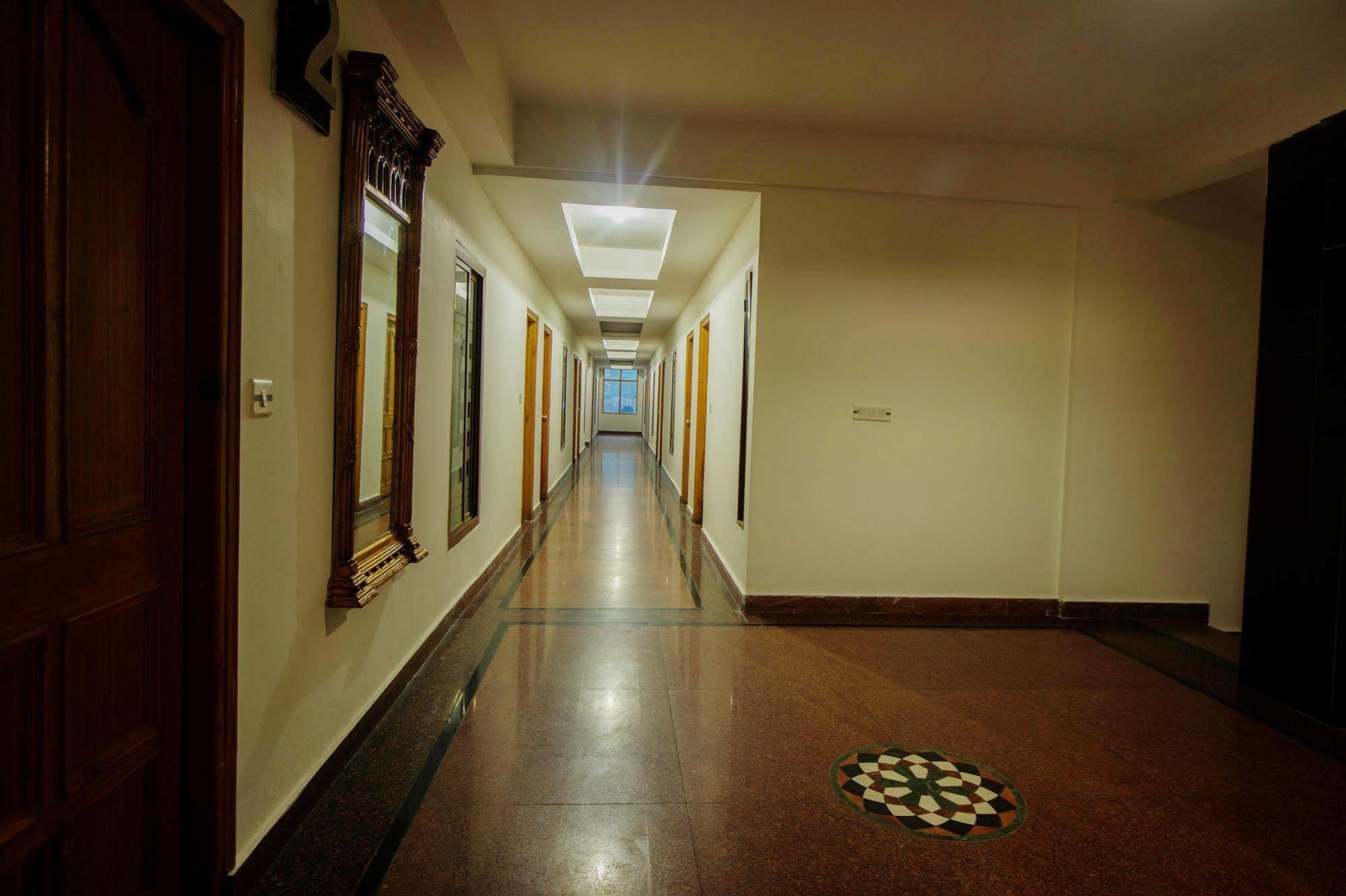 Kalinga Grand Hotel Manāli Kültér fotó